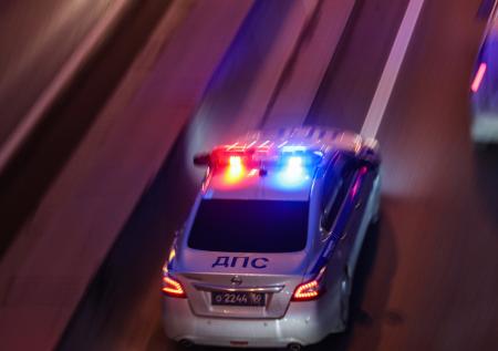 Автомобиль врезался в остановку на МКАД в Москве