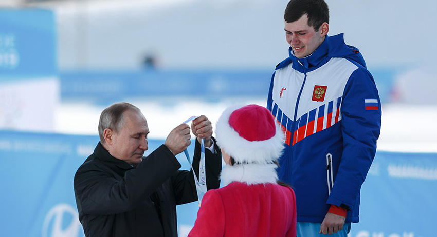 Медали героям лыжной гонки на 10 км вручал лично президент России Владимир Путин
