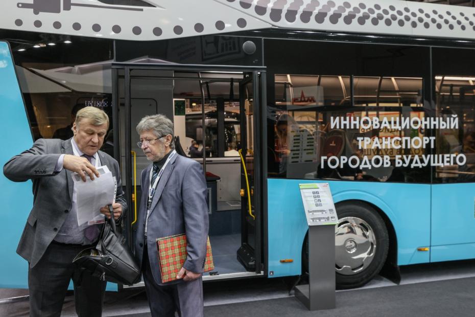 Посетители у электробуса МАЗ-303Е20 (Минского автомобильного завода) на международной выставке автобусной техники BW Expo 2022 в международном выставочном центре «Крокус Экспо»