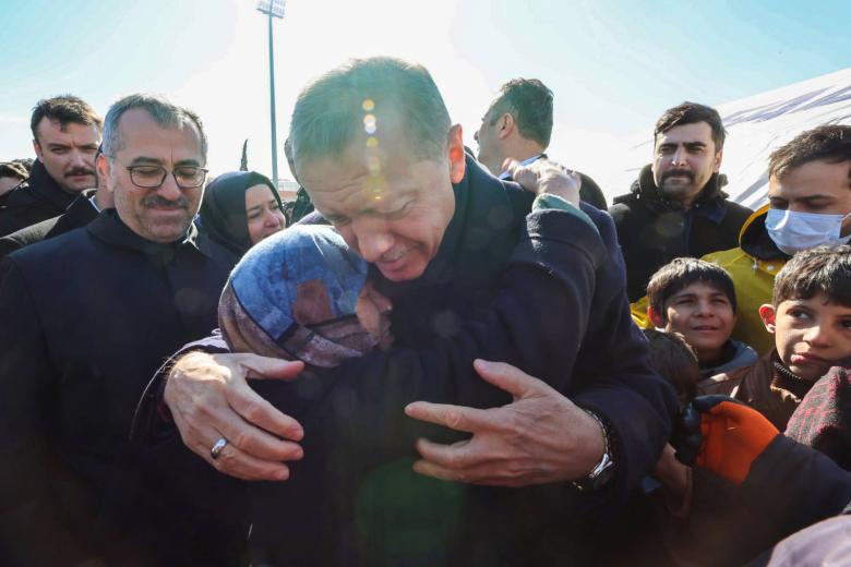 Президент Турции Реджеп Тайип Эрдоган осматривает пострадавшие от землетрясения районы