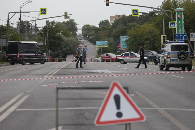 Сотрудники полиции на месте происшествия в Одинцовском городском округе в районе поселка Большие Вяземы, где общеопасным способом была убита журналист и политолог Дарья Дугина