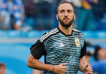 «Милан» подтвердил переход Игуаина