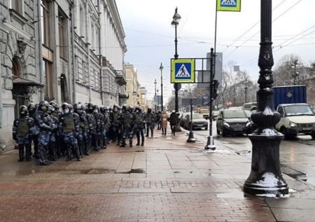 Дворцовую площадь в Петербурге перекрыли перед несанкционированной акцией