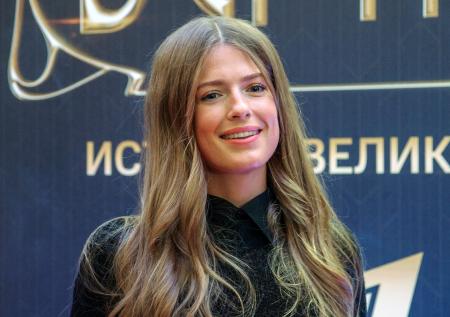 Жена Эрнста объявила себя «суперматерью» и показала редкое фото с дочерью