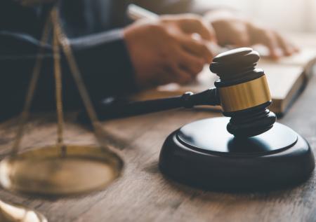 Суд постановил уничтожить iPhone девушки, сделавшей фото перед собором