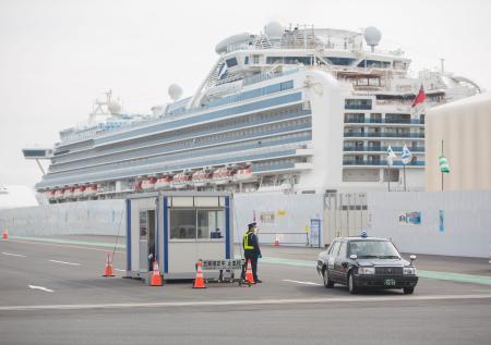 Лайнер Diamond Princess покинул японский порт