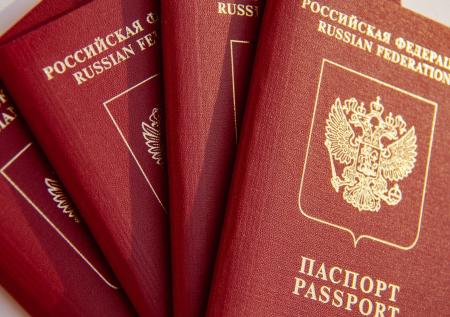 В банке Сербии на всеобщее обозрение выложили копии паспортов россиян