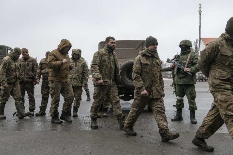 Добровольно сдавшиеся в плен военнослужащие украинской армии в Луганске