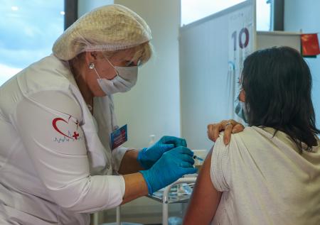 В Тюменской области ввели обязательную вакцинацию для сотрудников ЖКХ и СМИ