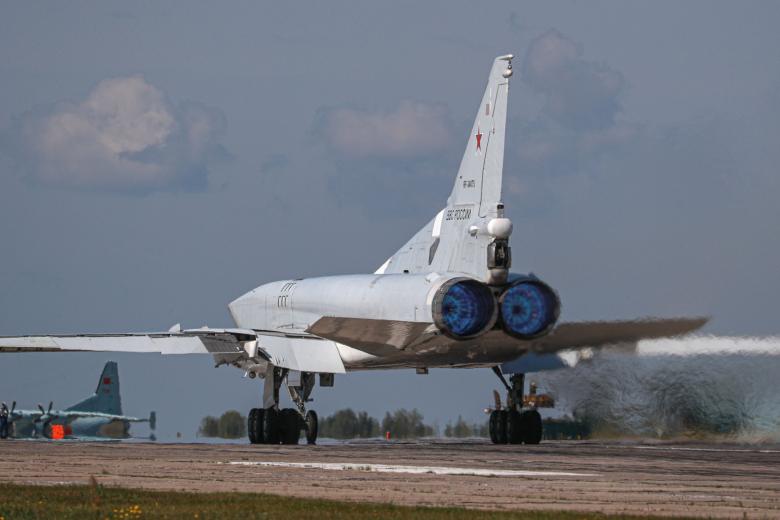 Дальний сверхзвуковой ракетоносец-бомбардировщик Ту-22М3