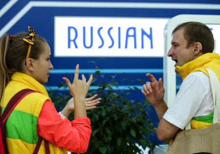 В России начнут обучать лингвистике языка жестов на русском