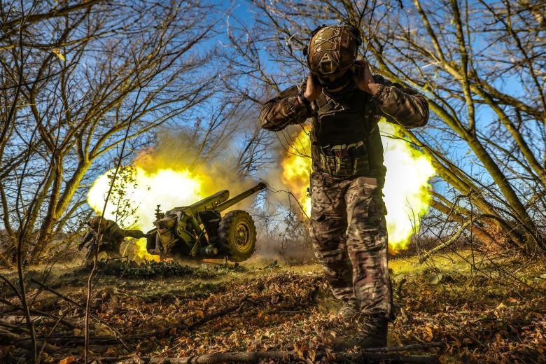 Военнослужащий артиллерийского подразделения отдельного мотострелкового батальона во время работы расчета 122-мм гаубицы Д-30 в зоне СВО