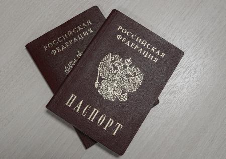 «Отобрать паспорта»: как губернаторы пытаются сдержать утечку молодёжи