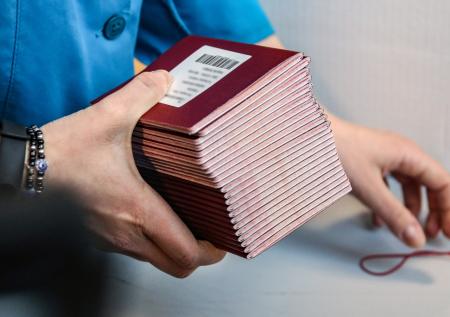 Две сотрудницы МВД незаконно выдали 72 паспорта и рискуют получить срок