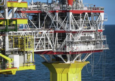 Политолог указал на американский след в атаках на российские нефтевышки