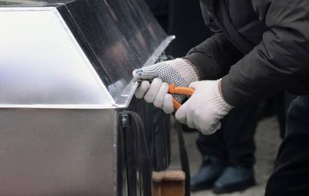 Цинковый гроб участника СВО нашли на помойке в российском городе