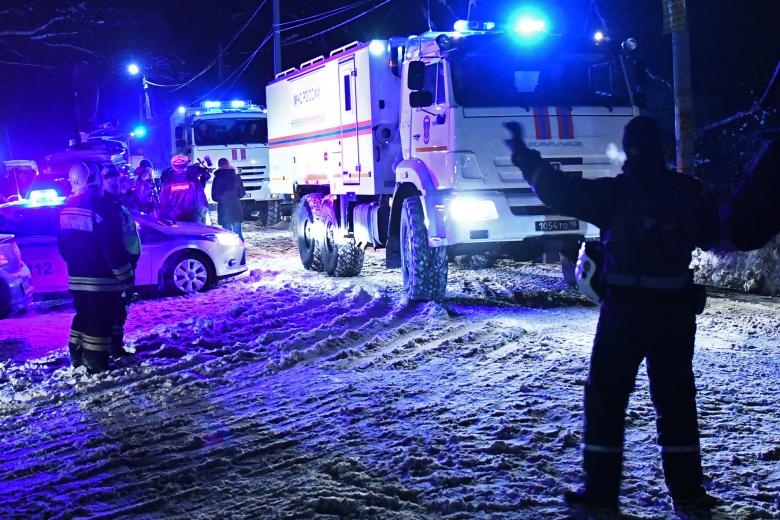 Автомобили МЧС России в Раменском районе Московской области, где самолет Ан-148 "Саратовских авиалиний" рейса 703 Москва-Орск потерпел крушение 11 февраля 2018 года