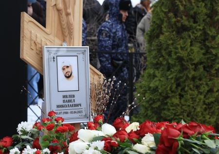 Штурм храма, крики матом, алкоголь на кладбище: выходки фанатов Техника