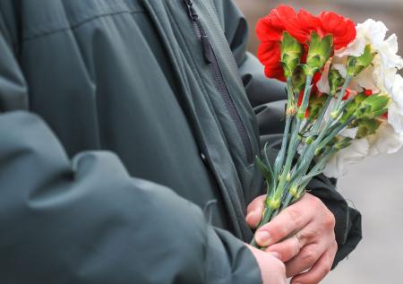 Депутат призвал отказаться от одного вида цветов на кладбищах