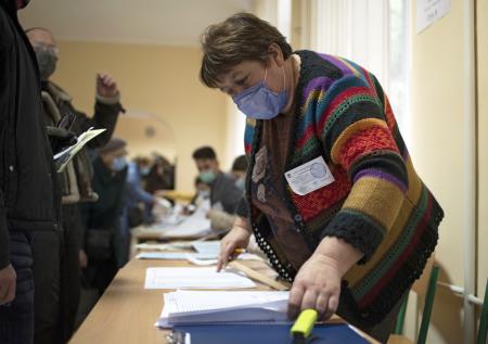 Украинцев заманили музыкой на фейковый избирательный участок
