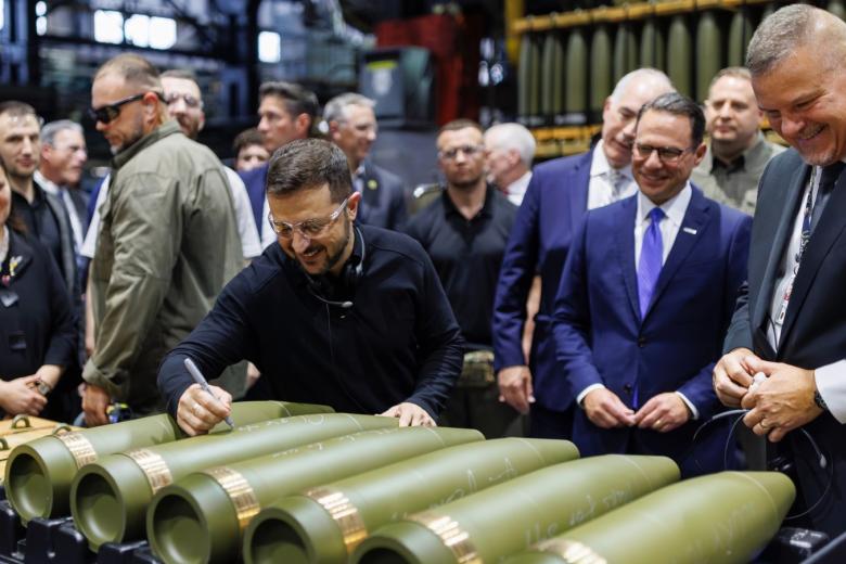 Президент Украины Зеленский посетил завод по производству боеприпасов в Пенсильвании