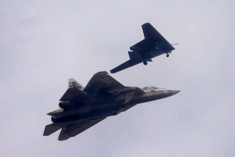 Совместный полет БПЛА «Охотник» с истребителем Су-57
