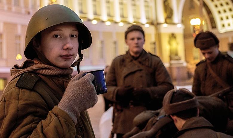 Участники блокадных инсталляций военно-патриотических клубов на Дворцовой площади в день 71-й годовщины снятия блокады Ленинграда