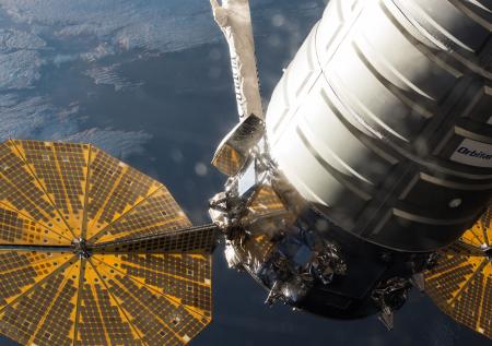 Cygnus везёт экипажу МКС спецжилет, духовку и шредер