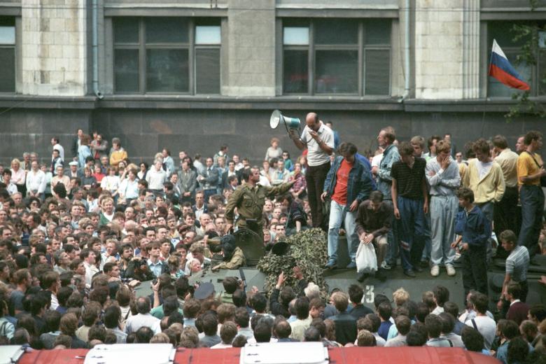 Участники митинга на одной из улиц Москвы, организованного в связи с введением чрезвычайного положения. Августовский путч 1991 года