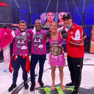 Сайборг «задушила» Бленкоу и отстояла титул чемпионки Bellator