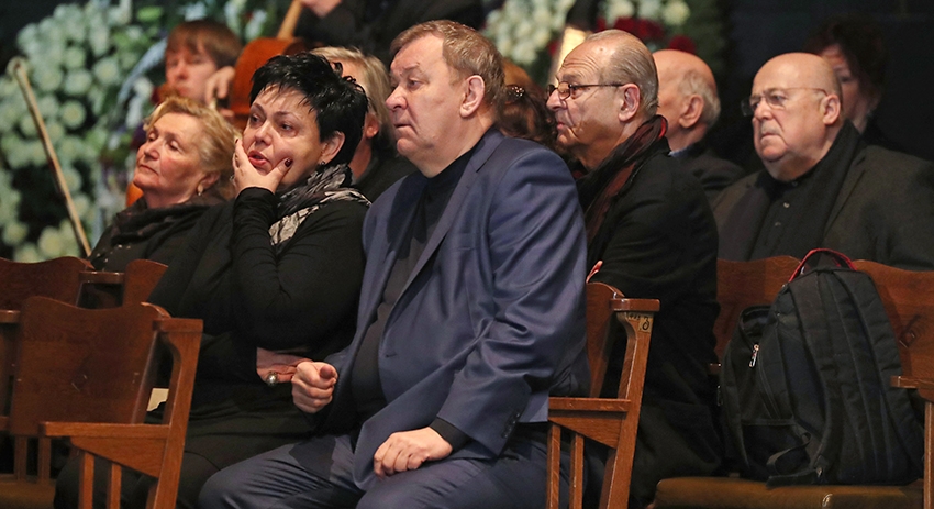 Генеральный директор Большого театра Владимир Урин с супругой Ириной (на первом плане) и художественный руководитель театра Et Cetera Александр Калягин (справа)