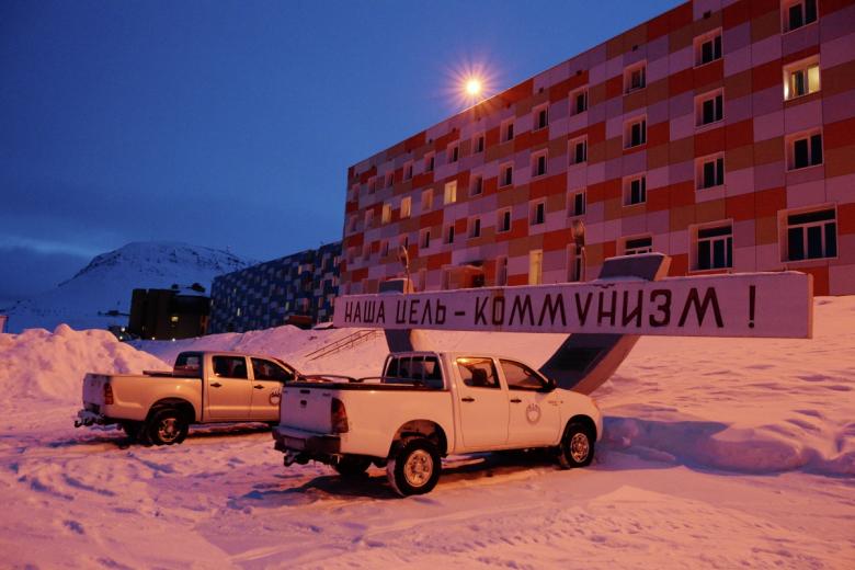 Жилые дома в шахтерском городе Баренцбург на архипелаге Шпицберген