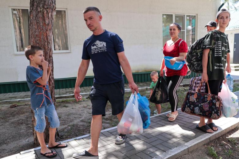 Беженцы из города Суджи в пункте временного размещения