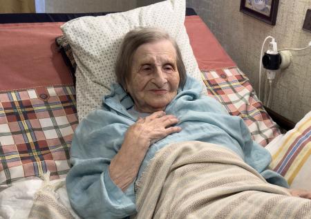 «Молюсь за наших мальчиков-военных»: 100-летняя ветеран ВОВ помогает СВО