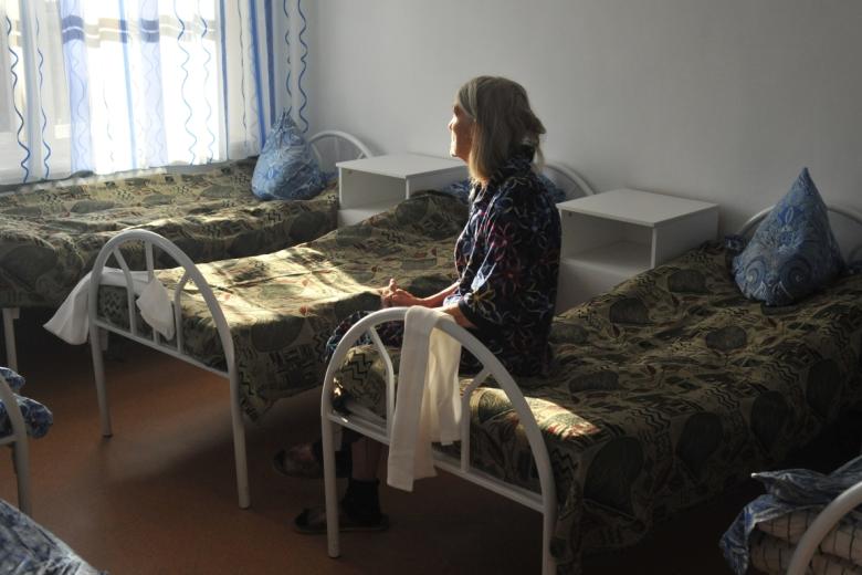 Пациентка в больничной палате психосоматического отделения психиатрической больницы