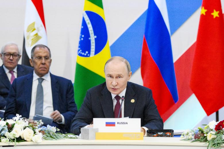 Владимир Путин во время встречи с лидерами БРИКС в узком составе в рамках XVI саммита БРИКС в Казани