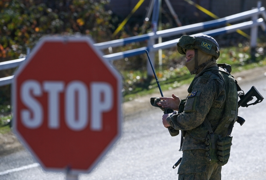 Российский миротворец на блокпосту в Лачинском коридоре в Нагорном Карабахе