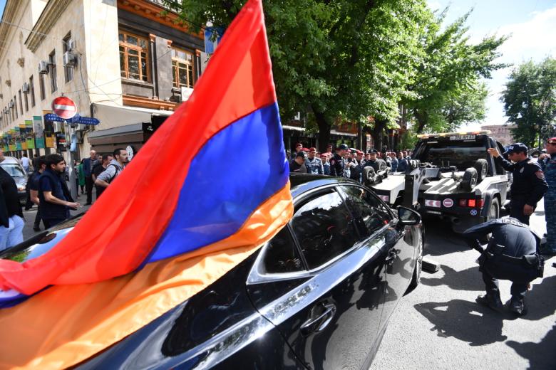 Сотрудники полиции эвакуируют автомобили участников автопробега оппозиционного движения «Сопротивление» на улице Абовяна в Еревaне