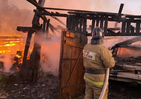 В Екатеринбурге загорелся барак с детьми внутри