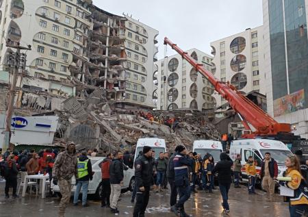 Число погибших при землетрясении в Турции выросло до 1,5 тысячи