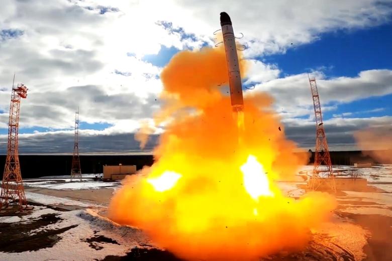 Запуск межконтинентальной баллистической ракеты стационарного базирования «Сармат»