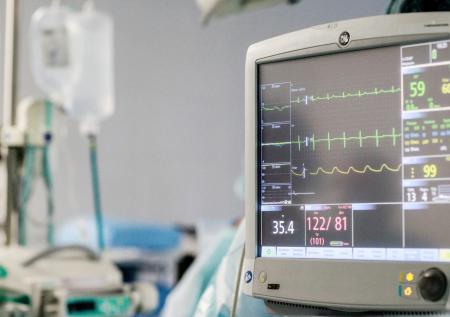 Хирурги из Сургута спасли жизнь пациенту со сломанной пополам челюстью
