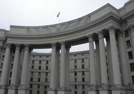 МИД Украины рекомендовал гражданам страны немедленно покинуть РФ 
