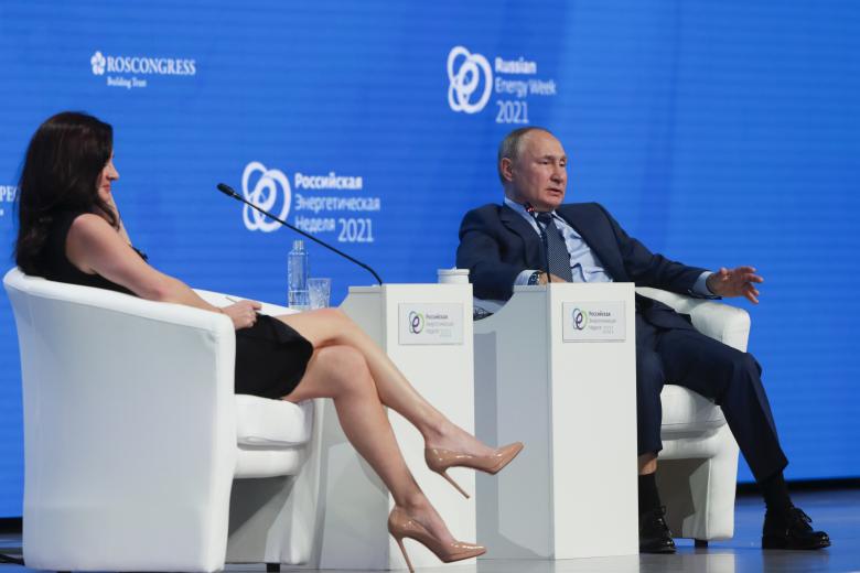 Телеведущая CNBC Хедли Гэмбл и президент России Владимир Путин на пленарном заседании международного форума Российская энергетическая неделя (РЭН) в ЦВЗ Манеж