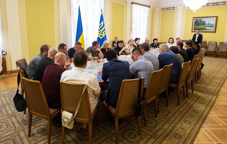 Владимир Зеленский встретился с родными и близкими пленных украинцев