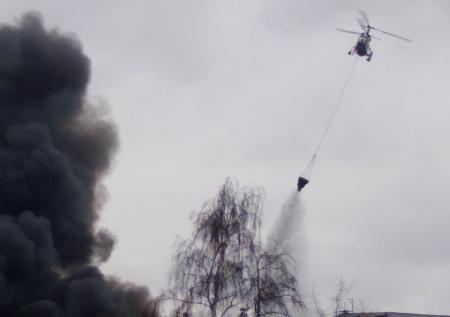 Пожар в Чертаново тушат с вертолётов
