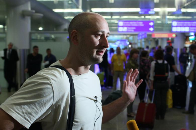 Российский журналист Аркадий Бабченко, депортированный из Турции, в московском аэропорту Шереметьево, 2013 год