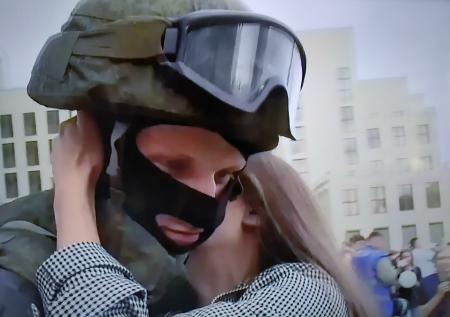 Сотрудники ОМОНа зашли в здание Белтелерадиокомпании