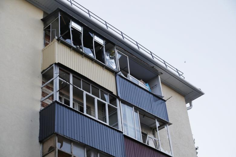 Поврежденные балконы жилого дома в Белгороде в результате обстрелов со стороны Украины