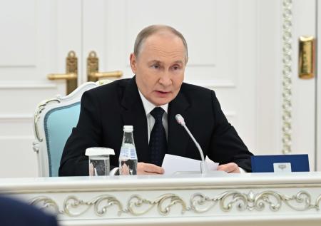 В Казахстане объяснили инцидент с украинским флагом во время визита Путина